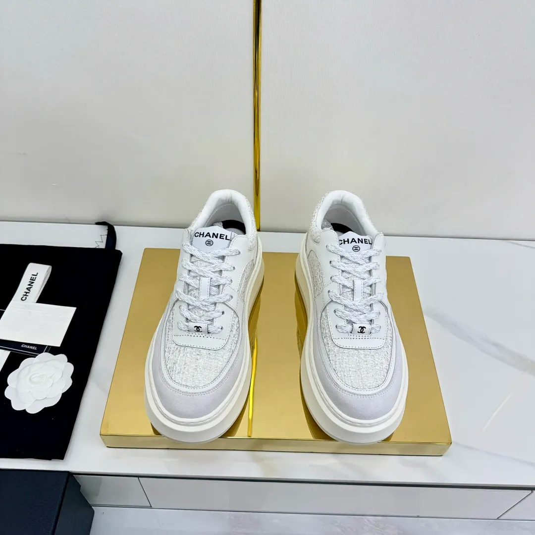 👟👟Ex-factory price 600👟👟 Upgraded version, upgraded version, upgraded version! No rebuttal accepted! ! ! ! Chanel Chanel panda shoes! 2025 counter's top casual sports shoes. This classic design; the upper is electro-embroidered with a variety of techniques; the outsole is fashionable and sporty; the unusual inclusion of a variety of color matching elements... The diversified mix and match is very good-looking and versatile, and can be used for leisure, fashion, sports, and outdoor... ꫛꫀꪝ Go➫ Materials: ❶Upper made of: original imported first-layer silk cowhide + original waterproof cloth + original first-layer cowhide ❷Inner lining: Original Yangli+Net ❸Outsole based on: Original TPU combination outsole Counter boutique packaging complete set for women 35–41 👉 👉 👉 👉 👉